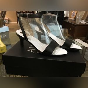 Women’s Naturalizer Black Strap heel Sandals BRAND NEW